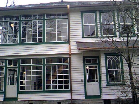 コロニアル様式の窓：歴史を感じさせる美しいデザイン